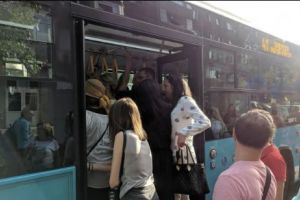 Lacrimi şi disperare pe linia lui 41. A doua zi de infern. Călătorii, mesaje dulci pentru STB: „Cretini”, „jegoşi”, „nesimţiţi”!