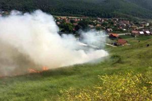FOTO: INCENDIU de vegetaţie uscată la Șard. Intervin pompierii