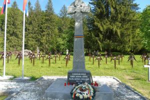 Crucea de piatră de la Valea Uzului, acuzată de UDMR că este ”legionară”. Viorica Dăncilă, ameninţată cu plângere la Elie Wiesel