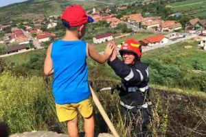 IMAGINEA ZILEI: Un băieţel bate palma cu pompierul salvator, în urma unei intervenţii la un incendiu