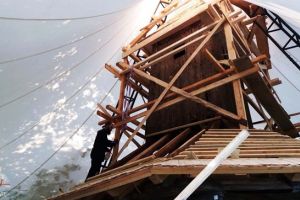 Intervenţia de restaurare la o biserică de lemn din Banat se prelungeşte. Este nevoie de voluntari