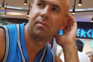 Interlopul care a nenorocit doi oameni: a atacat un tânăr cu toporul, lăsându-l să zacă într-o baltă de sânge, şi a accidentat cumplit o femeie