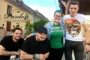 Giani, Bobiţă şi Dorel din „Las Fierbinţi” au luat masa în centrul Sibiului