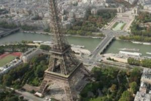  Turnul Eiffel va fi echipat cu un PERETE ANTIGLONŢ  înalt de 2,5 metri 