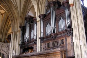 Furt din biserica de la Slimnic – Hoţii au luat tuburile de cositor de la orgă