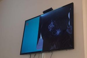 HALUCINANT: Ca să primească interdicţie într-un birt, un arădean a spart televizorul localului