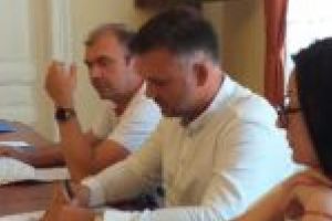 Banii rămân mărul discordiei în Consiliul Local Caransebeş. „Se aruncă bani în stânga şi în dreapta după bunul lor plac”