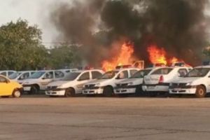 Alertă la Constanţa. Microbuz în flăcări, în curtea Poliţiei