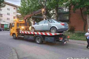 VIDEO: Aveţi grijă unde lăsaţi maşina! Un Audi parcat neregulamentar, “săltat” în prezenţa Poliţiei Locale