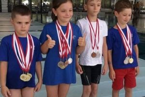 Antrenati de fratele lui Vasile Seicaru:  Sportivii de la Delphin Inot Club Constanta, 14 medalii la Nurnberg Kinderswimmen“ din Germania  