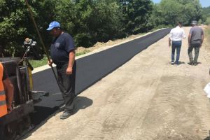 Drumul judeţean 103E, de la DN1, până la Gârbova de Sus, multă vreme uitat, a ”vâzut”, ieri, pentru prima dată asfaltul