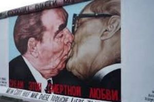 Angela Merkel pune şaua pe Europa! Urmează sărutul rusesc...Comentariu de Dan Andronic