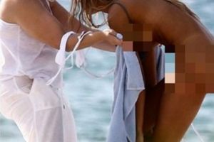 VIDEO: Aşa ceva nu vezi în fiecare zi! Fotomodel celebru, fără haine pe plajă