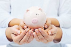 STUDIU: 40% dintre români economisesc tot anul pentru a putea merge într-o vacanţă