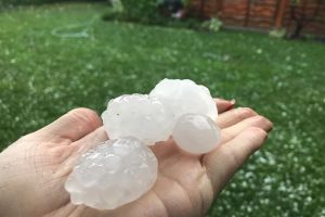 Grindină de mărimea oului de porumbel după zilele extrem de calde din ultima perioadă (FOTO)