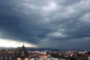 Cod galben de ploi şi grindină în Sibiu – Jumătate de ţară e sub cod portocaliu