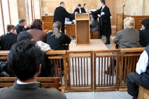 A pozat NUD pentru un pictor şi apoi l-a şantajat cu presupuse relaţii sexuale. Tânără surprinsă în flagrant, trimisă în judecată de procurori