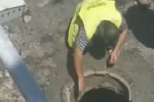 Brigada asfaltari in actiune! “Patraulea” si “Trandafir” de la Braila, cu “Gogu” sprijit de o lopata, au trecut la “lucru manual”, vrand sa faca din ciment presat in mana, inel de canalizare