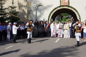 Pelerinii de la Putna, întâmpinaţi în poarta mănăstirii de stareţul Melchisedec, cu ...