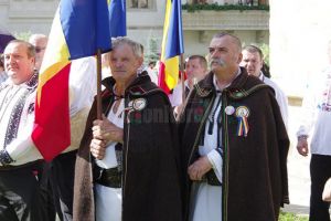 Şase mărgineni au demonstrat, ieri, la Putna, că tradiţionalele lor mantale de lână ...