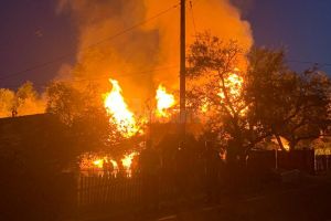 Pagube de 150.000 de lei în urma unui incendiu care a mistuit o gospodărie din Cacica