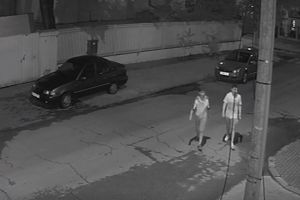 Tineri filmaţi de camerele de supraveghere în timp ce fură o maşină, la Timişoara