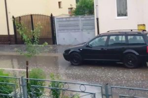 VIDEO – Furtună puternică deasupra Sibiului. A căzut grindină în aproape tot oraşul