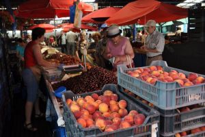 Încep lucrările în cel de-al doilea sector al Pieţei Decebal. Comercianţii de fructe, mutaţi