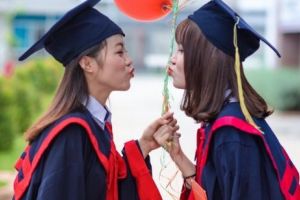 Mamele care îşi eclipsează fetele la absolvire. Trebuie s-o vezi ca s-o crezi. Galerie foto