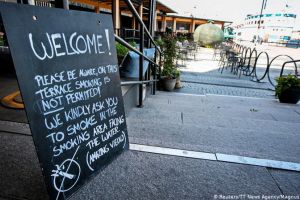 Stop fumatului: suedezii nu mai au voie cu ţigări în faţa barurilor, a restaurantelor şi în staţiile de autobuz