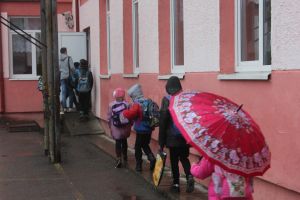 Lungu cere din nou părinţilor să nu mai dea bani pentru pază la şcoli pentru că bugetul ...