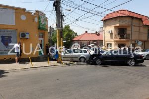 Imagini de la eveniment: Accident rutier la intersectia strazilor Nicolae Iorga si Mihai Viteazu. Un autoturism a intrat intr-o clinica