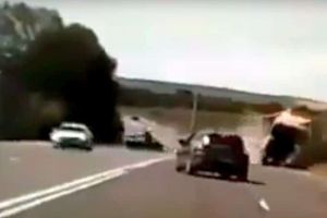 VIDEO: Răsturnare SPECTACULOASĂ a unui autotren şi IMPACTUL cu un autoturism, filmate de un şofer care a scăpat la limită