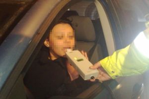 Femeie reţinută de poliţiştii sătmăreni. Prinsă beată la volan şi cu permisul suspendat