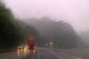 Ploaie torenţială pe Valea Oltului. Trafic deviat