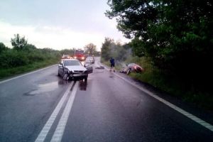 Accident pe drumul dintre Arad şi Timişoara. Două maşini s-au ciocnit frontal