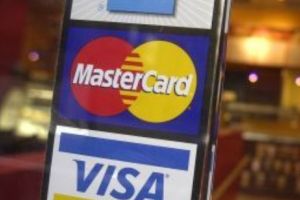 Lovitură pentru români! Pot rămâne fără banii pe card instant 