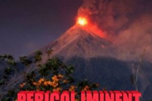 Pericol! Erupţie vulcanică în Europa. Turiştii s-au aruncat în mare de frica exploziei