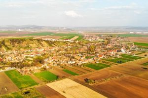 Terapie prin teatru, cu ajutorul unui actor francez, pentru persoanele cu dizabilităţi internate într-un centru din Alba