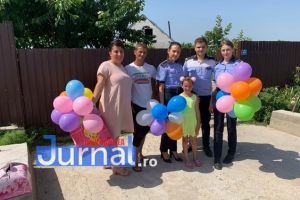 FOTO: Trei copii, “adoptaţi” de poliţişti. Oamenii legii, alături de fraţii orfani de mamă, care a murit într-un accident rutier
