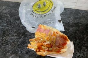 FOTO & VIDEO Caz halucinant la Botoşani! Un tânăr susţine că a găsit viermi într-un sandwich cumpărat de la un fast food