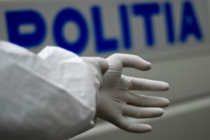 Femeie găsită fără suflare într-un apartament din Botoşani. Nu s-a putut face nimic pentru salvarea ei