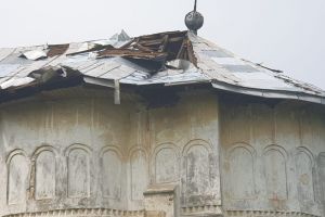 FOTO Biserică din Botoşani rămasă fără acoperiş. Tabla, smulsă de furtună