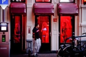 Dispar prostituatele din vitrinele Amsterdamului: noul primar femeie a anunţat o revoluţie