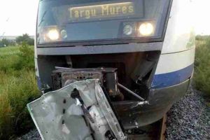 Accident MORTAL la trecerea la nivel cu calea ferată: Un mort şi trei răniţi, după ce un tren a lovit o maşină