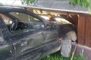 Beat şi fără permis, a intrat cu maşina în gardul unei locuinţe, după care a fugit