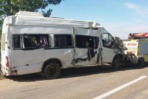 Microbuz lovit de tren lângă Rîpa. Două tineri din Bihor au ajuns la spital, maşina s-a făcut praf (FOTO)