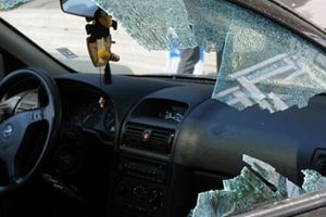 Dosar penal pentru trei minori din Alba, care au aruncat cu pietre înspre un autoturism şi i-au spart geamurile. Sunt cercetaţi pentru distrugere