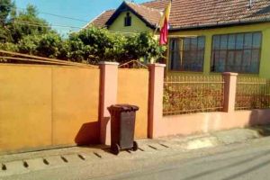 Locuitorii din Rădeşti au rămas cu gunoiul la poartă. Firma de salubrizare a încetat activitatea de colectare a deşeurilor menajere la nivelul comunei