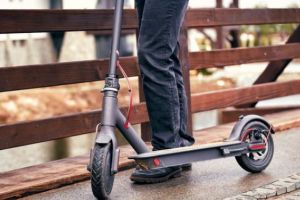 Trotinetele electrice sunt pe lângă legea rutieră. Răspunsul fabulos primit de un tânăr de la RAR, când a încercat să-şi omologheze trotineta